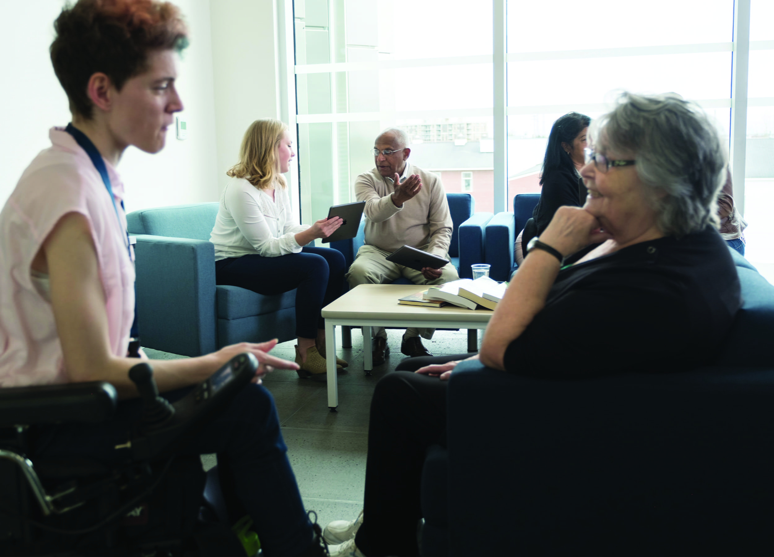 Gerontological social service worker with a client